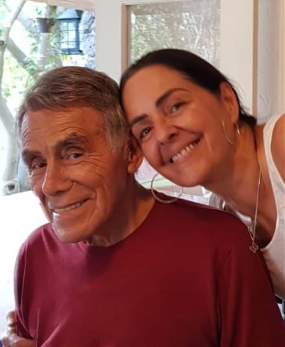 Para sorpresa de muchos, luego de su separación de Pepita Gomís, Suárez inició una relación con Zara Calderón, una mujer alejada del medio artístico y con quien estuvo por más de 20 años.