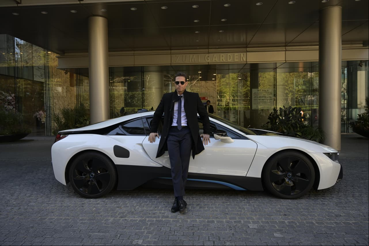El actor posó ante las cámaras con uno de los impresionantes automóviles que usará 'Miguel' en la historia.
<br>
<br>
<i>'El Dragón', de lunes a viernes 9:30 pm. con Las Estrellas.</i>