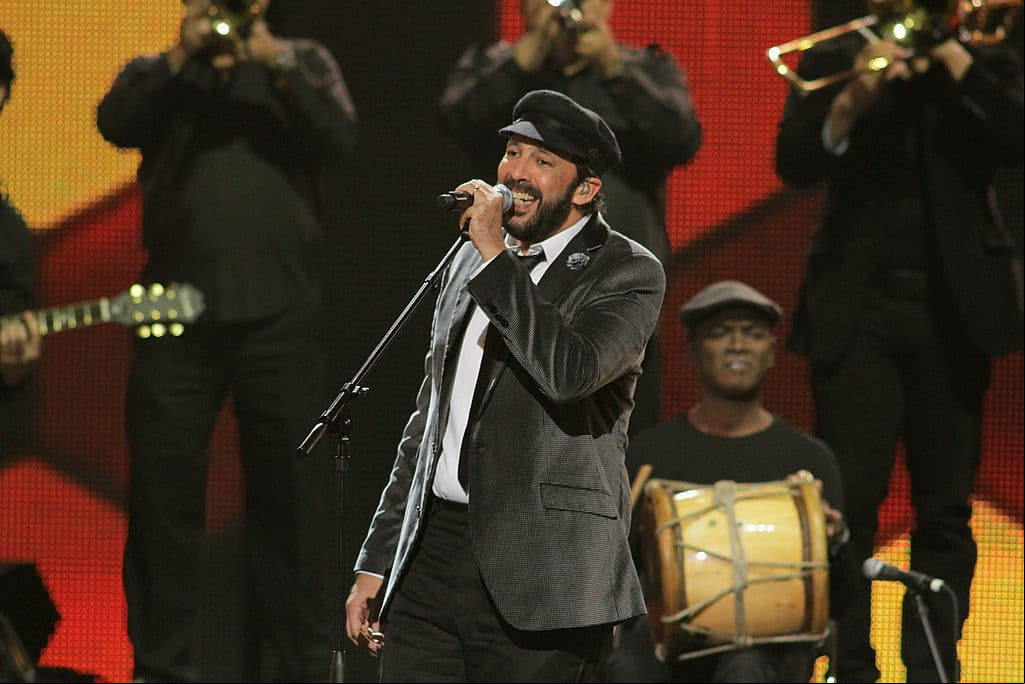 Juan Luis Guerra, el grande de la bachata, se encuentra en la novena posición al tener en su carrera 12 preseas entre las que destacan Grupo Tropical del Año, Video del Año, Canción Pop del Año, Artista Masculino, por mencionar algunos.