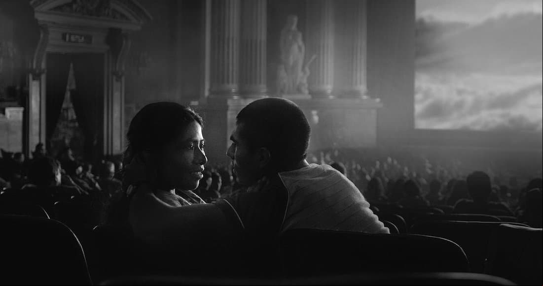 4. ‘La Grande Vadrouille’. Según indica el sitio Vulture, el contraste entre la conversación de ‘Cleo’ y ‘Fermín’ se desarrolla en el cine, pues la película que ven narra una historia con ‘final feliz’ en comparación con ‘la vida complicada’ de ‘Cleo’.