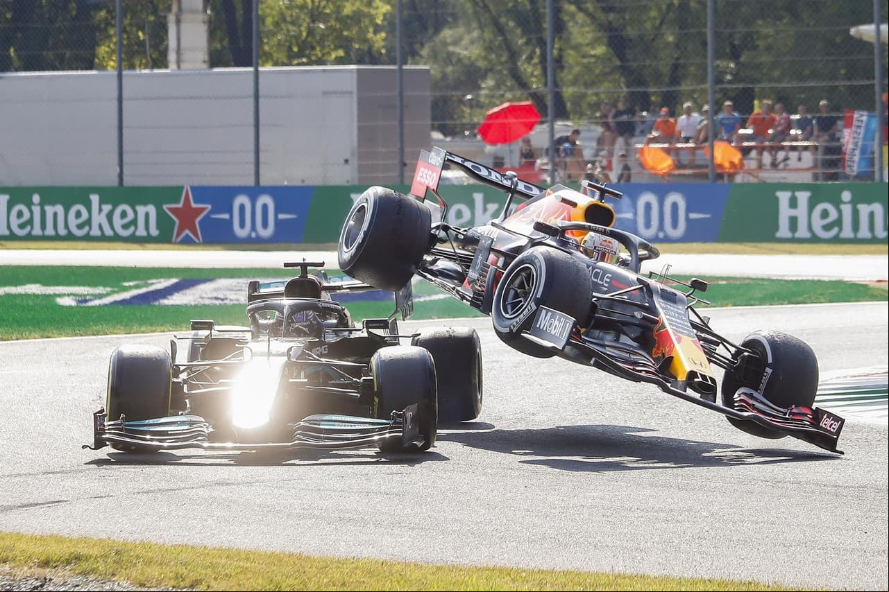 Daniel Ricciardo se lleva el Gran Premio de Italia y, en segundo lugar llegó su compañero Lando Norris, dandole a McLaren el uno dos en el podio. Max Verstappen y Lewis Hamilton tuvieron un incidente al inicio de la carrera, dejándolos fuera, mientras que Sergio Pérez llegó en tercer lugar pero tras una penalización, cayó a la quinta posición.