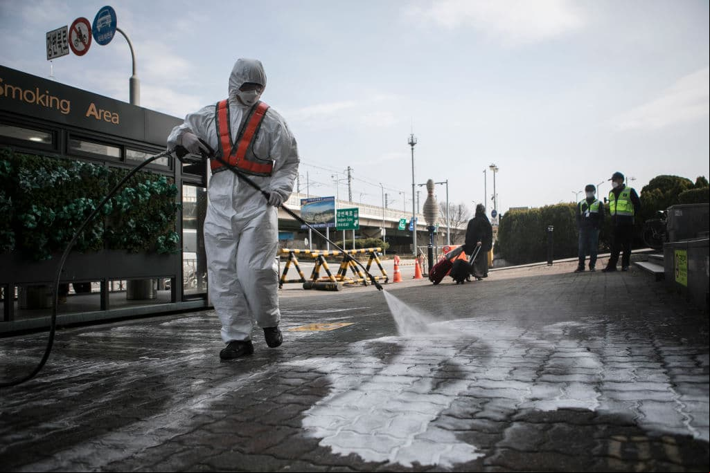 Seúl, Corea del Sur.
<br>
<br>Los soldados coreanos han iniciado trabajos para desinfectar las diferentes zonas. Para llevar a cabo este trabajo, necesitan usar equipo de protección que evite que mientras limpian el lugar, sean contagiados.