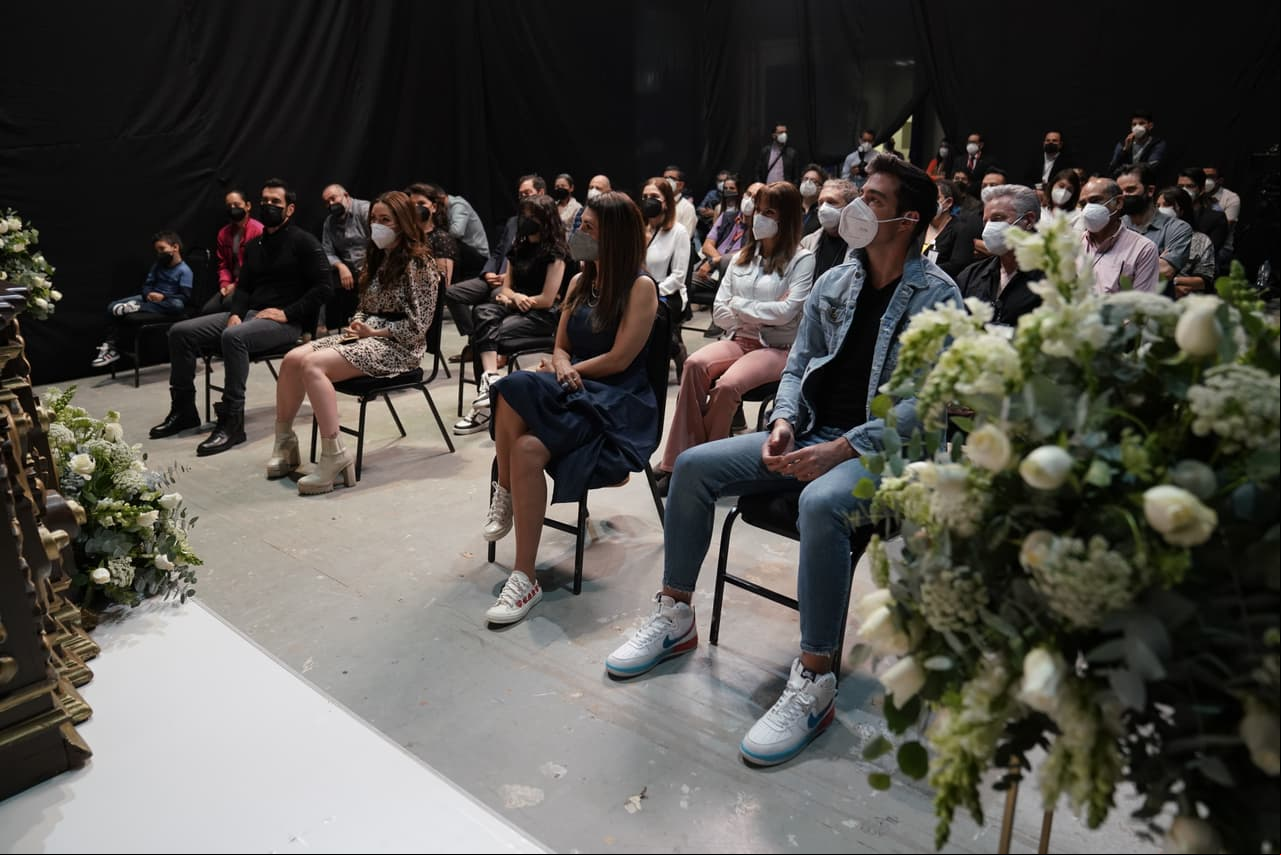 El elenco de la telenovela "Vencer la Ausencia" se reunió este martes para celebrar la misa con el fin de bendecir la nueva producción de Rosy Ocampo.