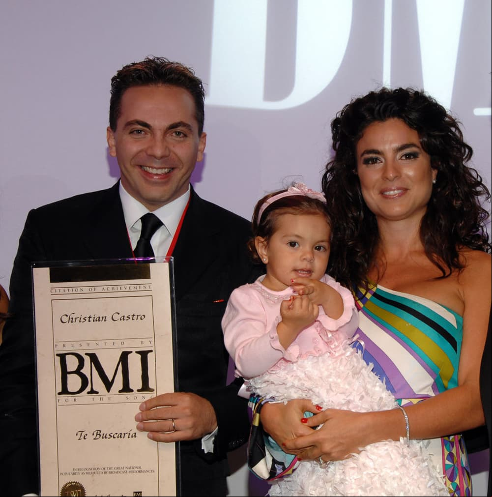 “Ya tengo mi hija de 15 años, estoy muy contento, está por cumplir 15 años, precisamente este 15 de junio, mi hijita, estoy feliz con Simone y la verdad que muy orgulloso porque están saliendo muy bien en sus calificaciones”, precisó.