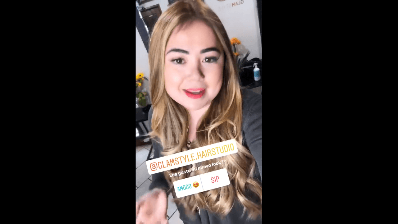 Después, Mariana Botas dejó ver cómo lucía ya con el nuevo color de cabello y con las extensiones, las cuales peinaron con pequeñas ondulaciones.