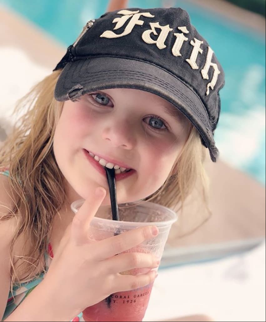 Para su viaje a Miami, la pequeña usó una gorra con la palabra ‘Faith’, mientras disfrutaba de una bebida junto a la alberca.