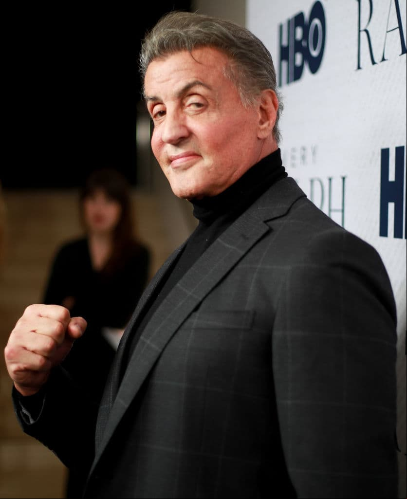 El hijo de Sylvester Stallone fue hallado muerto en su apartamento en Los Ángeles el 13 de julio de 2012, aunque no se conoce la causa de muerte se encontraron en la escena del deceso medicamentos restringidos.