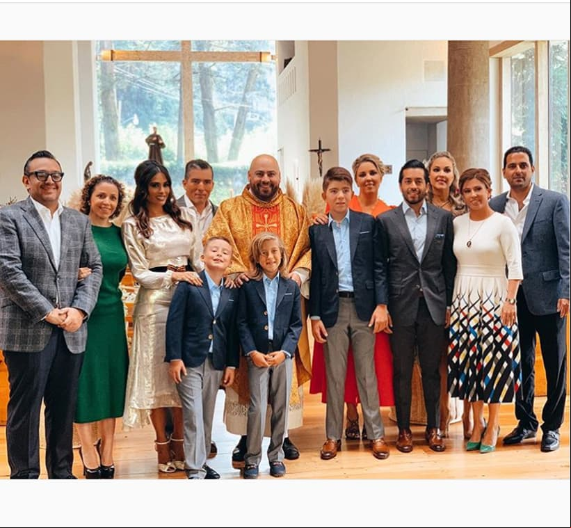 Tras un breve ausencia de las redes sociales, la conductora compartió un par de imágenes de la Primera Comunión que tuvo su hijo en compañía de sus hermanos, por ello es que los niños usaron la misma vestimenta.