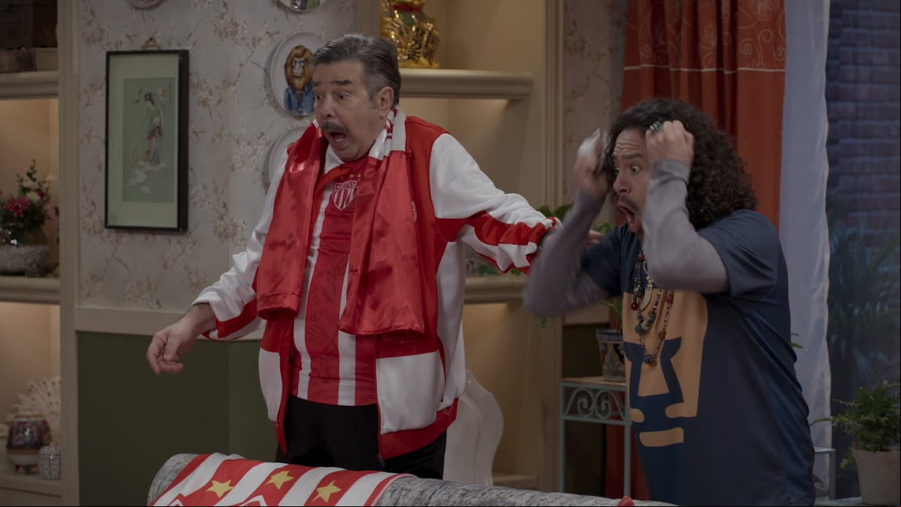 Plácido luciendo su atuendo de los Rayos del Necaxa y preparándose para ver el partido en el que se enfrentarán a los Pumas, para el que apostó con Aldolfo.