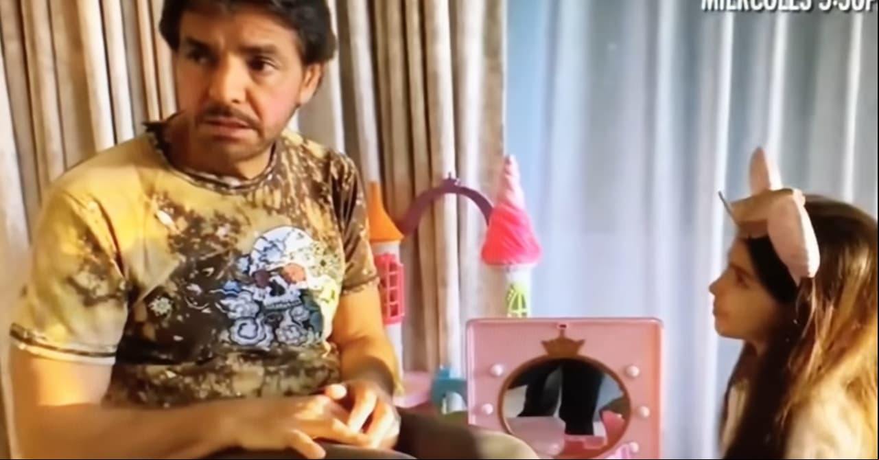 El cuarto de Aitana Derbez tiene una decoración entre color blanco y rosa claro, el cual es visible en las cortinas de la habitación.