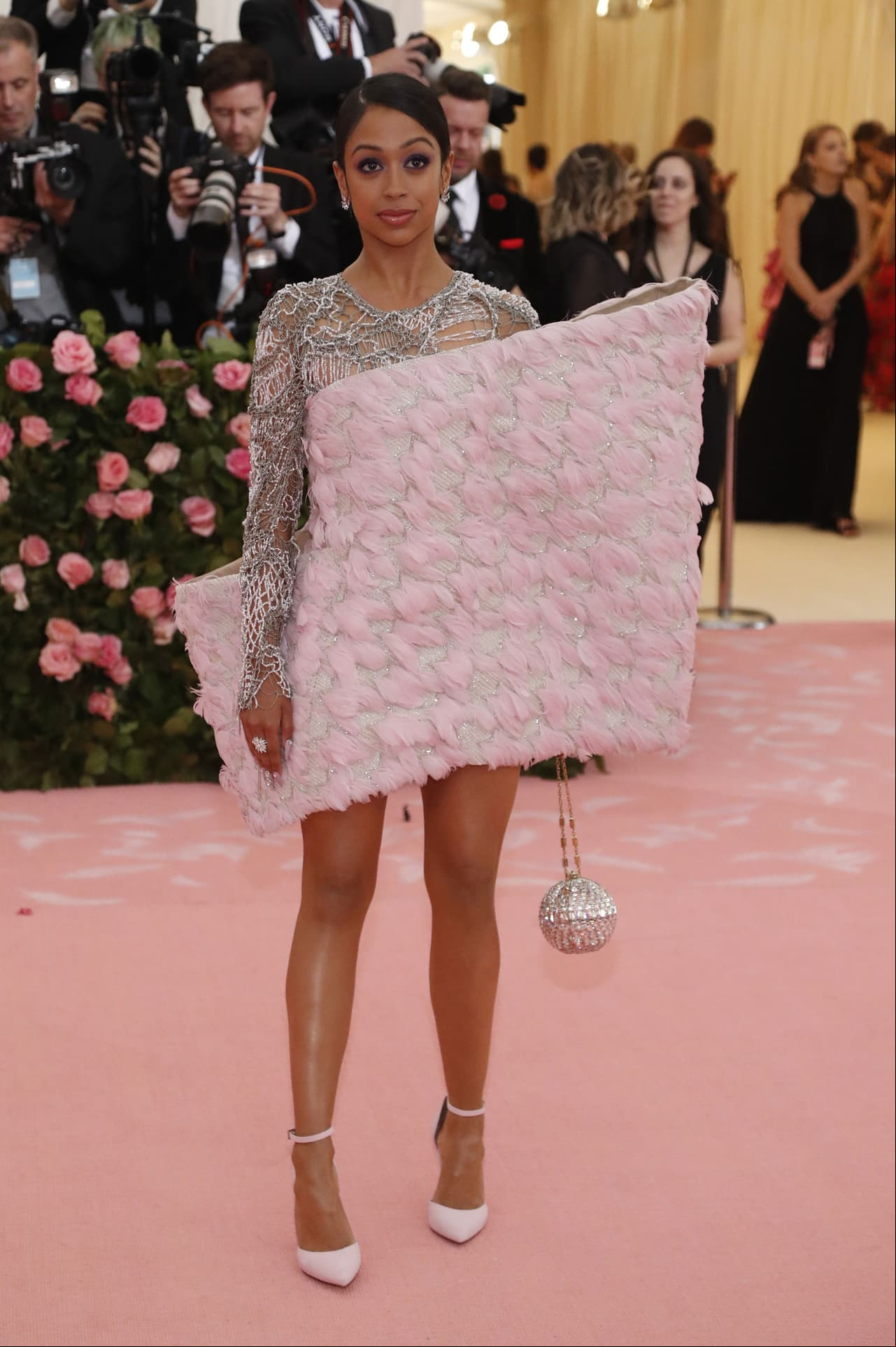 La actriz y presentadora de televisión Liza Koshy llegó a la alfombra rosa con un atuendo de Balmain.