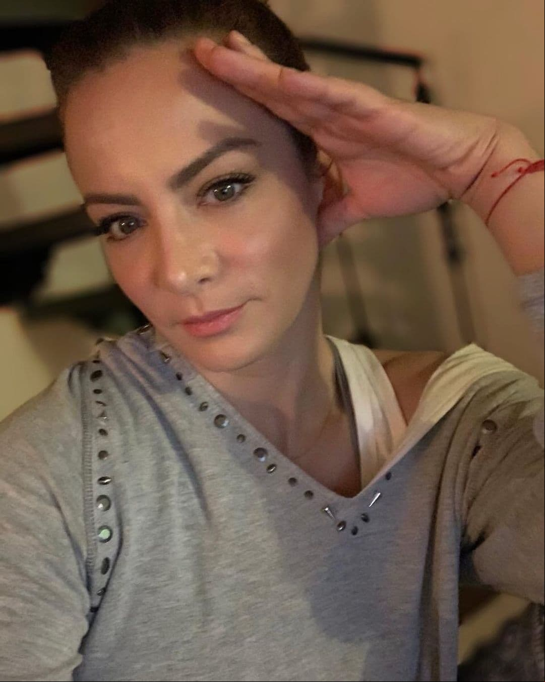 A punto de emprender un nuevo proyecto en pantalla y consagrada ya como una de las actrices consentidas con telenovelas como 'Caer en tentación' y 'Mi corazón es tuyo', Silvia Navarro vuelve causar revuelo gracias a que resurgió un video de su etapa como conductora.