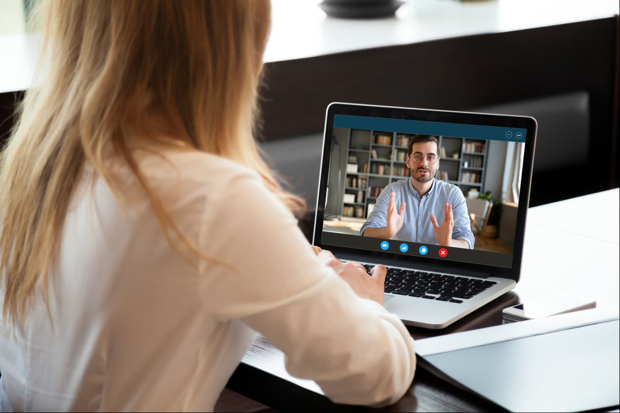 <b>OJO:</b> Una de las cosas que debes de tener en cuenta es: “tener una buena iluminación y en las videollamadas cuidar todo lo que tienes atrás de ti. El permitir este tipo de entradas a nuestros hogares dice mucho de nosotros. Tener la computadora a la altura de la vista porque se te ve la papada o la barba”.