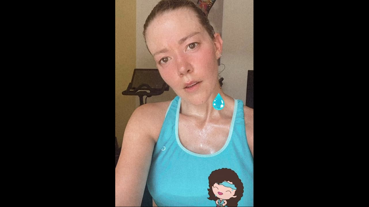 Pese a que estaba desvelada, Fernanda Castillo mostró que se ejercitó y como nunca lució un diminuto top azul, el cual resaltó que a poco más de tres meses de haber dado a luz está más delgada que nunca.