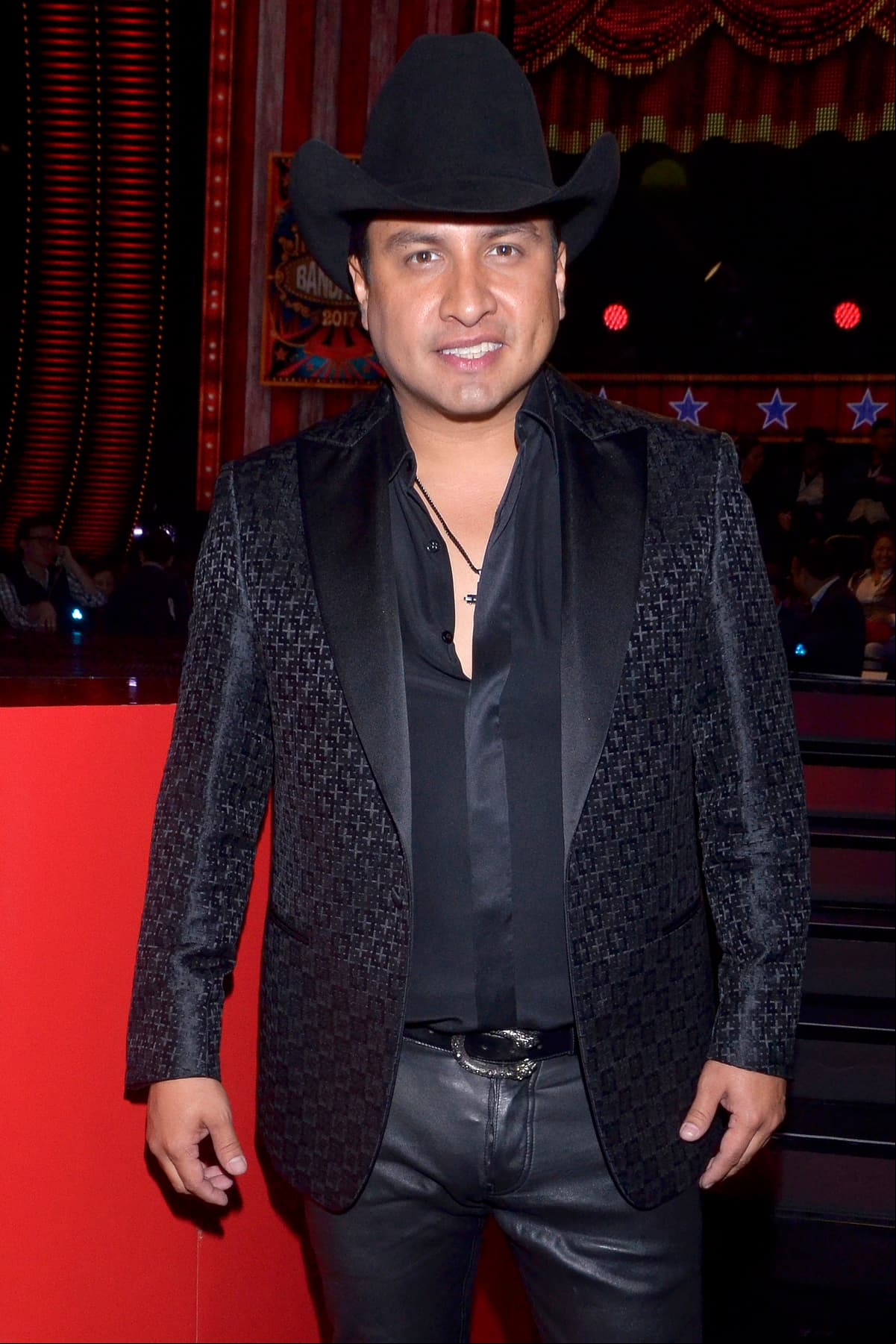 El cantante Julión Álvarez anunció que se convirtió en papá