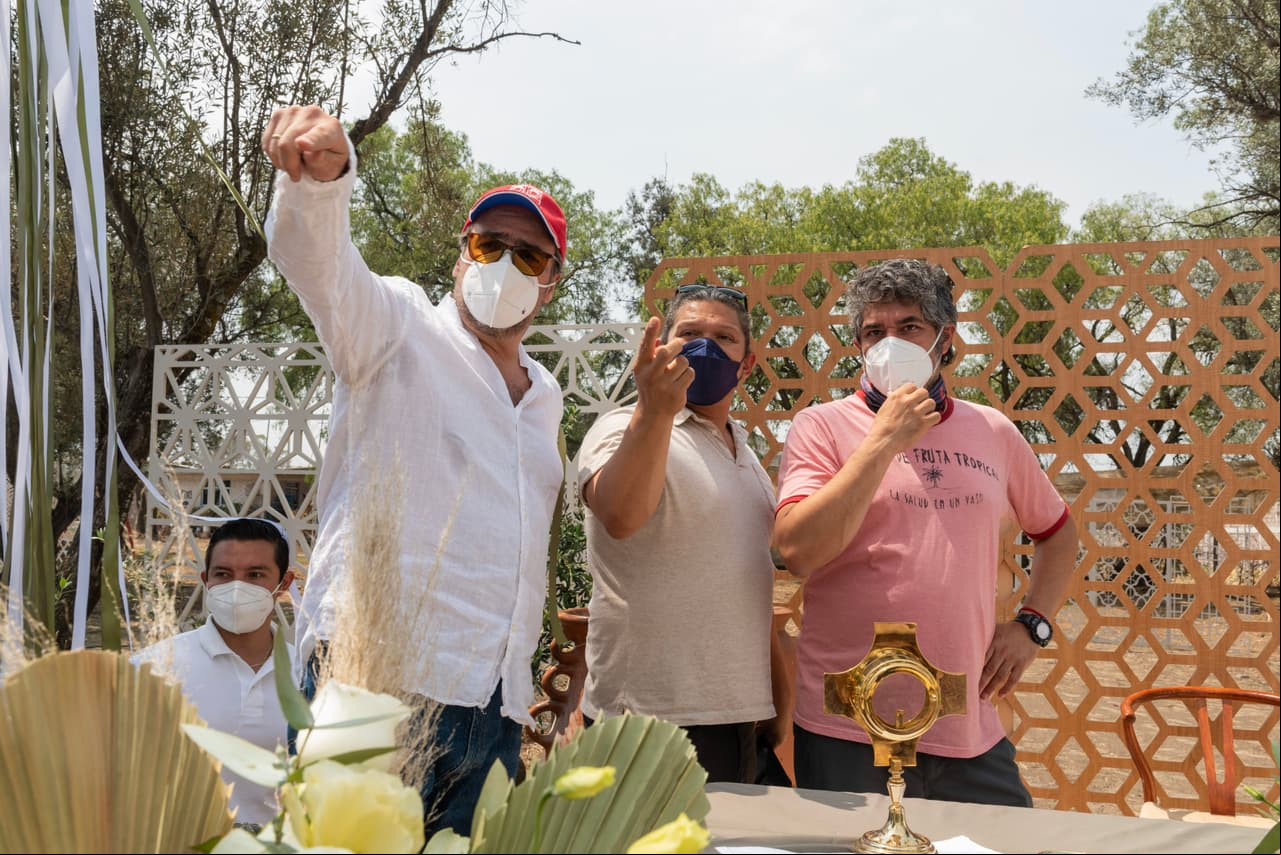 El productor Carlos Moreno y el equipo de producción supervisan que la escena salga a la perfección.
