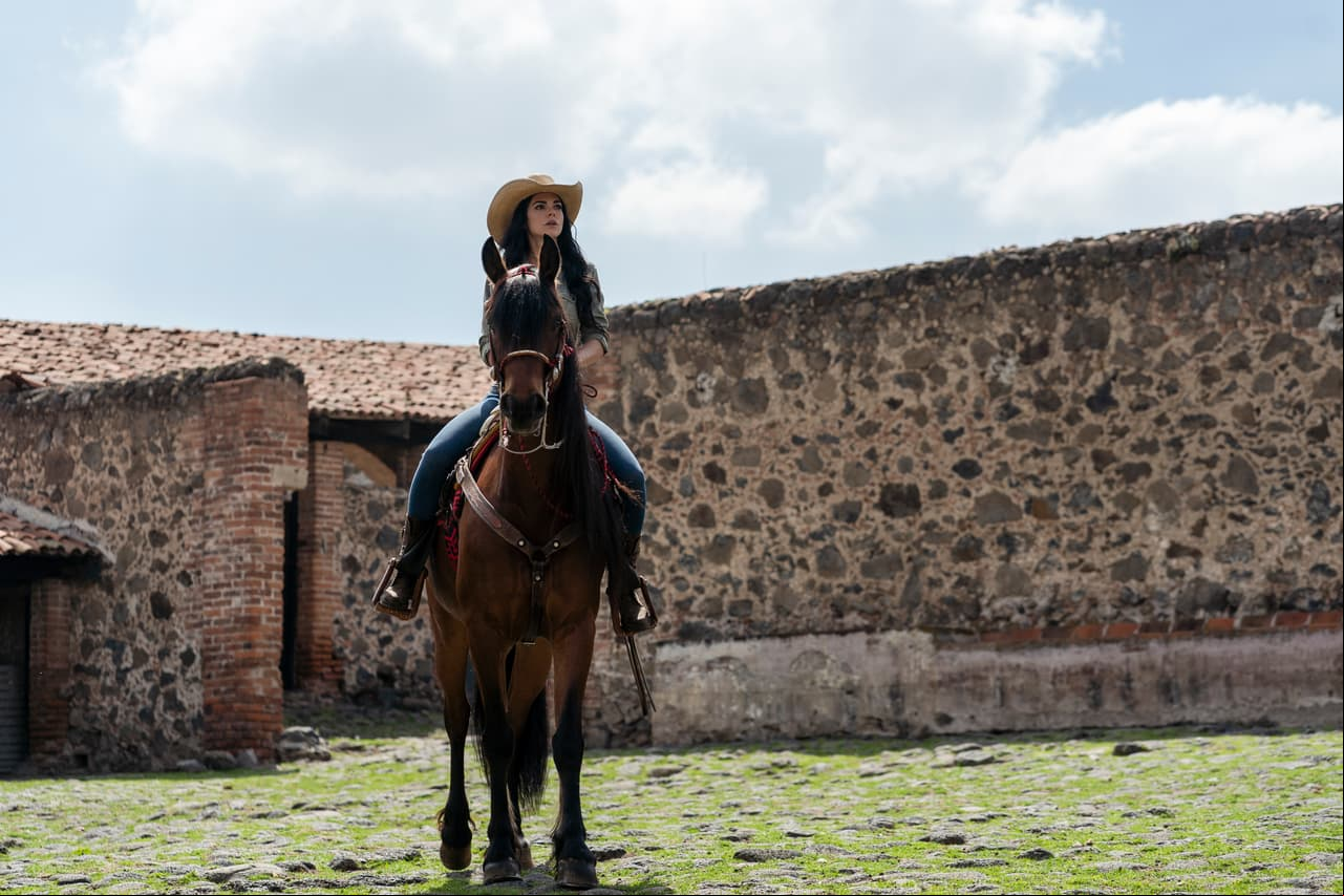 En "La Desalmada", 'Fernanda' (Livia Brito) cabalga por el rancho cuando ve a 'Rafael' a lo lejos.