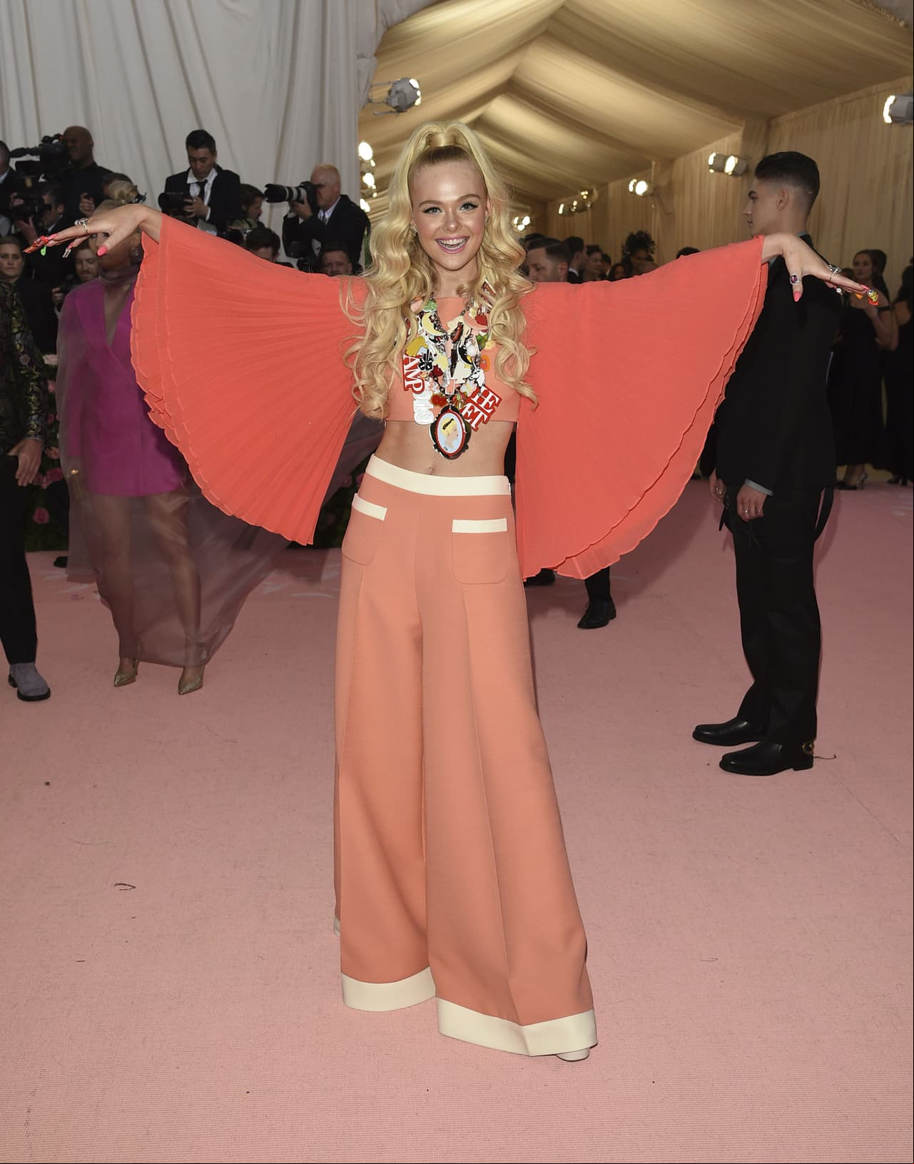 Elle Fanning presumió su cuidada figura con un diseño de Miu Miu.