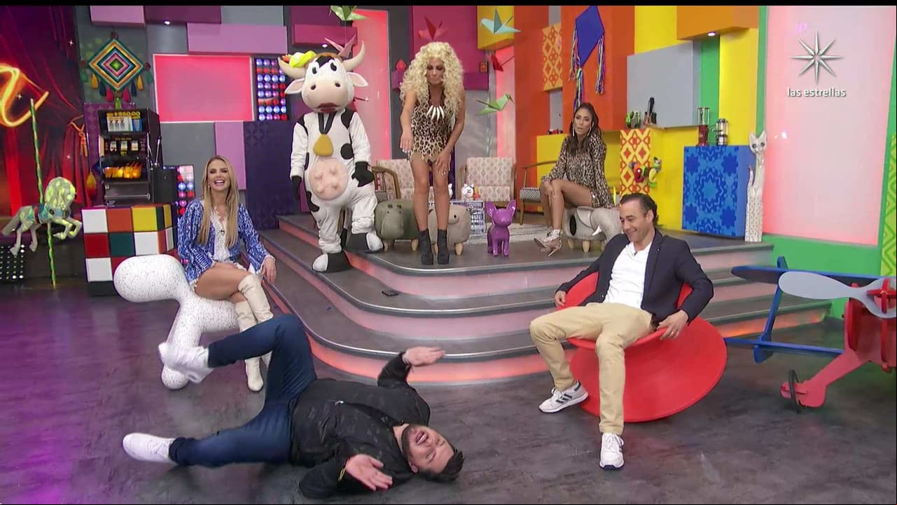 Cynthia Urías y Paul Stanley se ríen de sus caídas en ‘Cuéntamelo ya’ y él la llama: “La protagonista del drama”