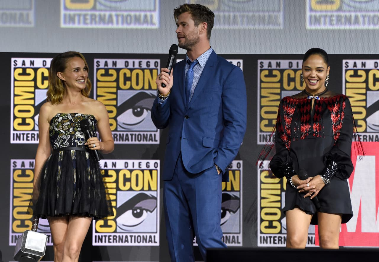 ‘Thor: Love and Thunder’. Para esta historia, Natalie Portman regresará con su personaje de ‘Jane Foster’ y tal como sucedió en los cómics, será la encargada de levantar el Mjolnir. Para esta película, la actriz estará acompañada de Chris Hemsworth y Tessa Thompson. Su estreno en cines está previsto para el 5 de noviembre de 2021.