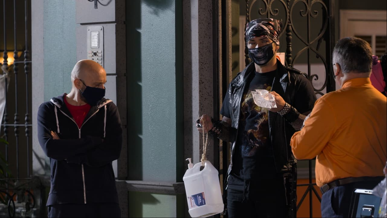 Con el gel que le robó 'Doña Magda' a 'Luis' y que éste puso en el vestíbulo del edificio para que usaran gratis los Vecinos. Lo bueno es que los descubrió.