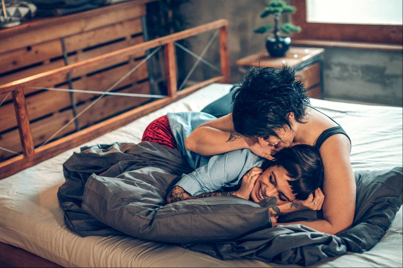2. La cuchara: recostadas, una detrás de la otra, estimulando sus pechos y penetrándola con los dedos. ¡Besar el cuello en esa forma es muy excitante!