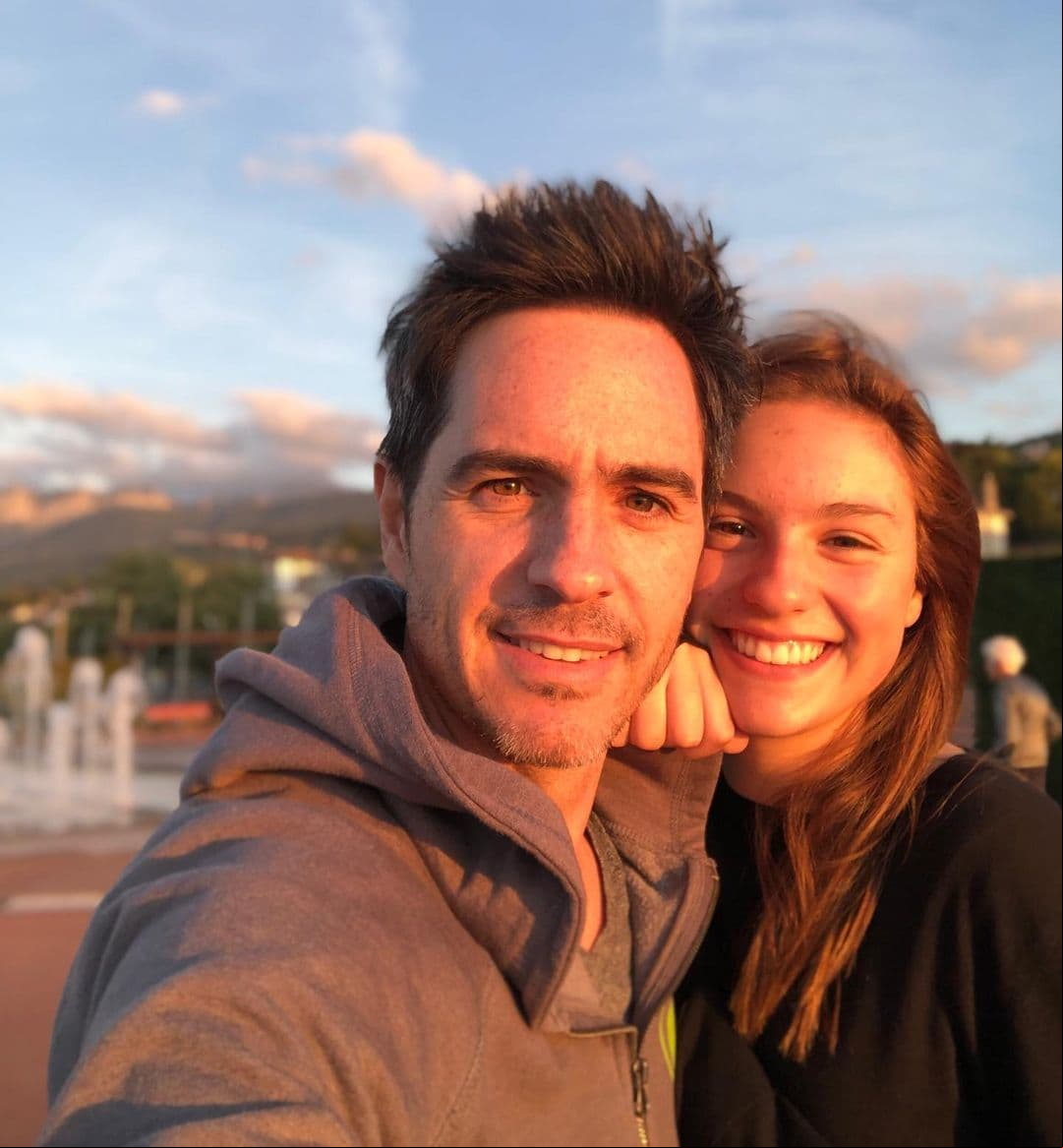 La fotografía de inmediato llamó la atención de seguidores y famosos, quienes además de deshacerse en halagos por su hija, bromearon a decir que el actor, de 43 años, ya tenía cara de suegro.