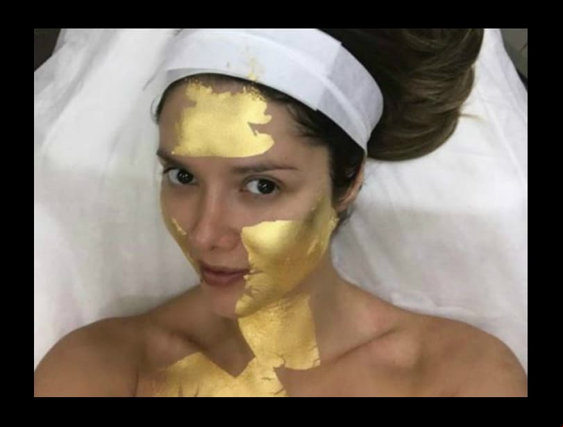 El tratamiento favorito de Marlene Favela es el llamado ‘Cleopatra nano regimen’, el cual consiste en la aplicación de una mascarilla de oro de 24K. De acuerdo con la actriz, este procedimiento elimina las lineas de expresión y evita la pigmentación de la piel.