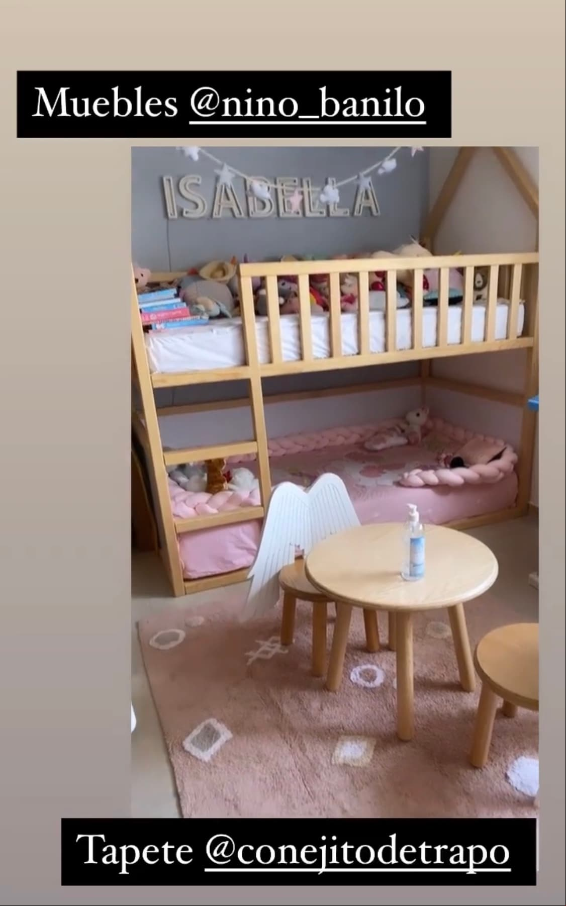 A un lado de su casita, Torre dispuso una mesita con dos sillas para que su hija pueda sentarse y jugar o hacer distintas actividades.