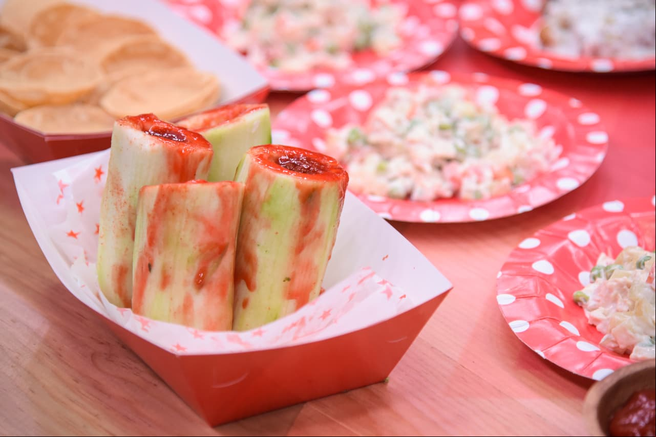Pepinos locos, jicaletas, papas de manzana y su tradicional "agua Bárcenas", que tiene como ingredientes, lechuga, agua de limón, chía, naranja y plátano. Esta receta es de Guanajuato y les fue heredada por el padre de Marcela.