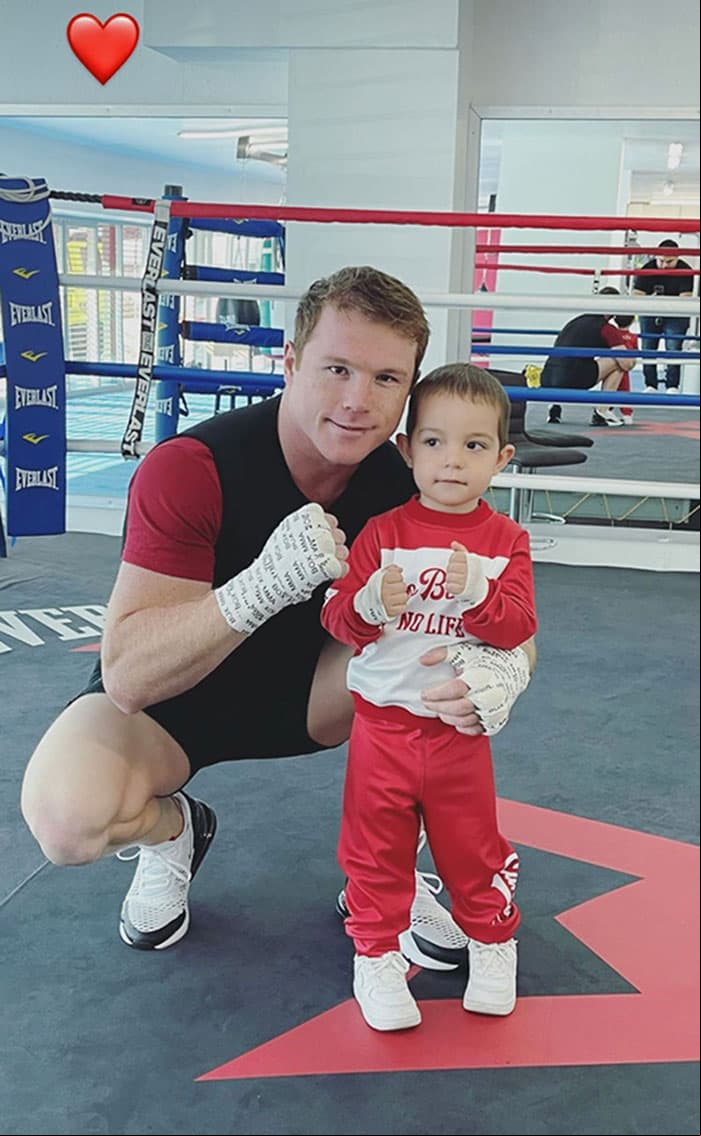 Aunque el pequeño lleva una vida alejada de los reflectores, Saúl ‘Canelo’ Álvarez sí ha compartido varias fotografías junto a su pequeño. En 2020, dejó ver lo grande que ya está su único hijo varón, quien lo acompañó a los entrenamientos y posó junto a él.