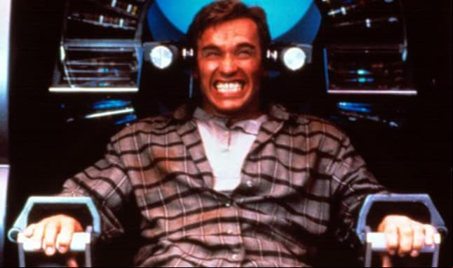 Nadie puede negar que 
<b>‘Total Recall’</b> fue una de las películas más interesantes de los 90. Protagonizada por Arnold Schwarzenegger y Sharon Stone, cuenta la historia de Douglas Quaid, quien descubre que alguien está implantando recuerdos en su memoria y busca matarlo. Los s de Rotten Tomatoes le dieron una nota del 78 por ciento.